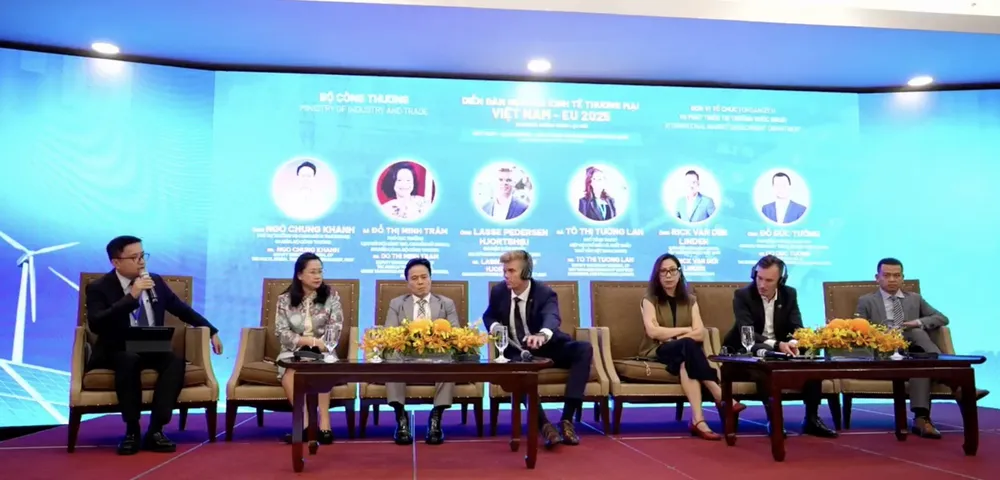Các đại biểu thảo luận giải pháp mở rộng thị phần cho hàng Việt tại thị trường châu Âu trong diễn đàn viber_image_2025-10-17_16-44-45-144.jpg
