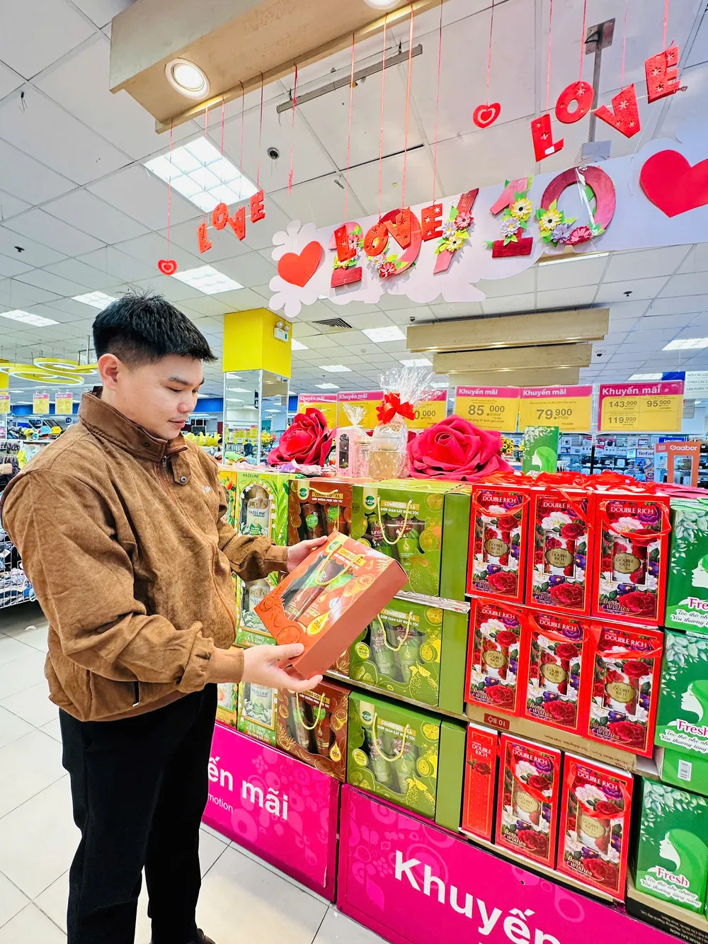 Nhiều thương hiệu lớn như Dove, Tresemme, Sunsilk, Pond’s, Simple… tổ chức chuỗi workshop tư vấn chăm sóc sức khỏe và giỏ quà tặng hấp dẫn cho khách hàng KHÁCH HÀNG NAM TRANH THỦ CHỌN MUA QUÀ TẶNG THIẾT THỰC GIÁ ƯU ĐÃI TẠI CO.OPMART.jpg