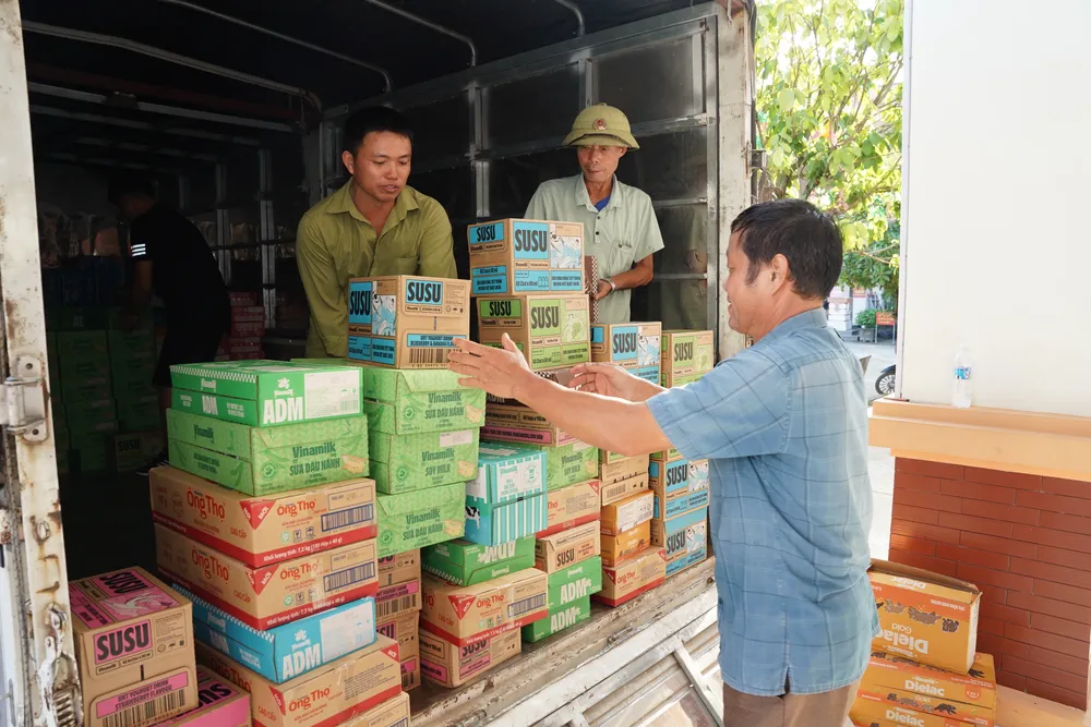 Hàng trăm ngàn sản phẩm dinh dưỡng Vinamilk được vận chuyển đến nơi, trao tặng bà con hậu thiên tai. Ảnh: Tịnh Không ẢNH 02A.JPG