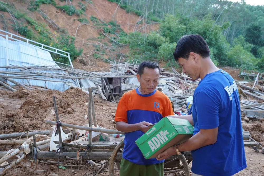 Ông Nông Văn Chiến, xã Thiện Tân, tỉnh Lạng Sơn trước căn nhà đổ nát nhận sự sẻ chia từ ông Phạm Tuyên – Giám đốc chi nhánh Hà Nội, Vinamilk. Ảnh: Tịnh Không ẢNH 07.JPG