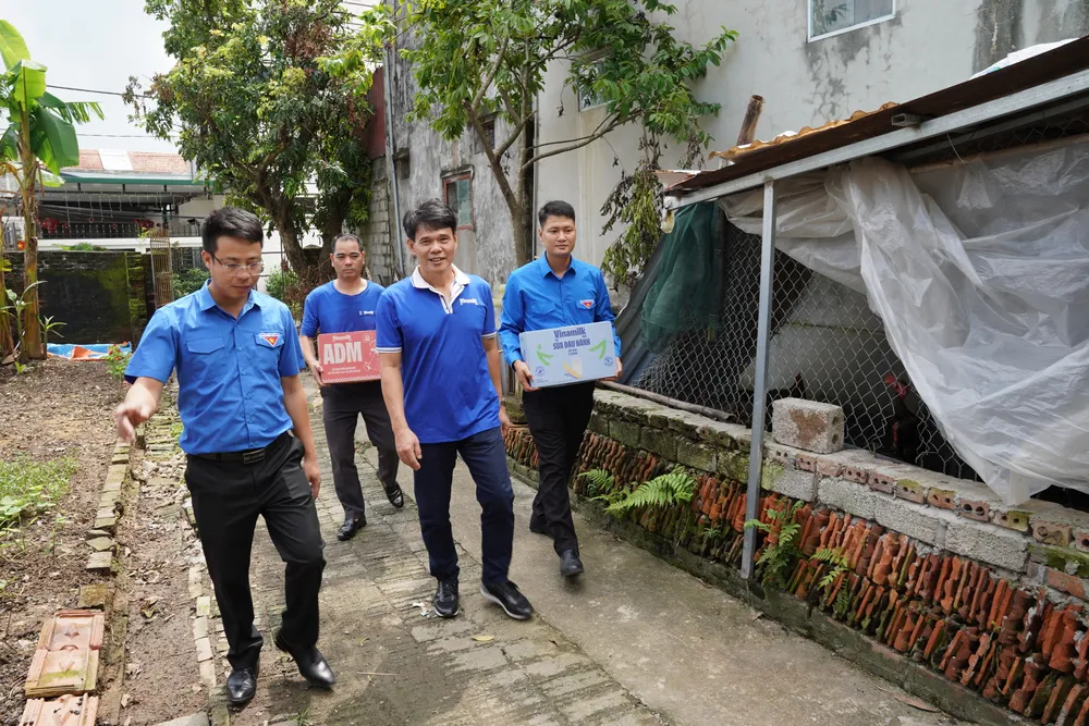 Đoàn Vinamilk gửi tặng những sản phẩm dinh dưỡng cho người dân tỉnh Ninh Bình, ghé thăm những gia đình chịu ảnh hưởng nặng nề sau bão lũ. Ảnh: Tịnh Không ẢNH 08A.JPG