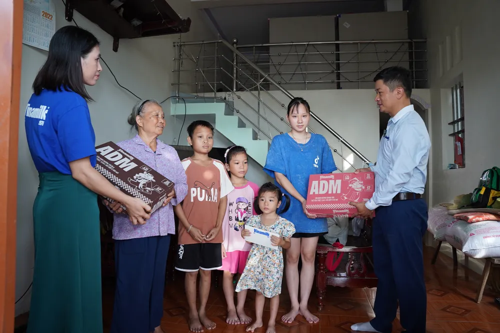 Đoàn Vinamilk trao tặng sản phẩm dinh dưỡng, thăm hỏi động viên người dân ở xã Hoằng Hóa, tỉnh Thanh Hóa. Ảnh: Tịnh Không ẢNH 10A.JPG