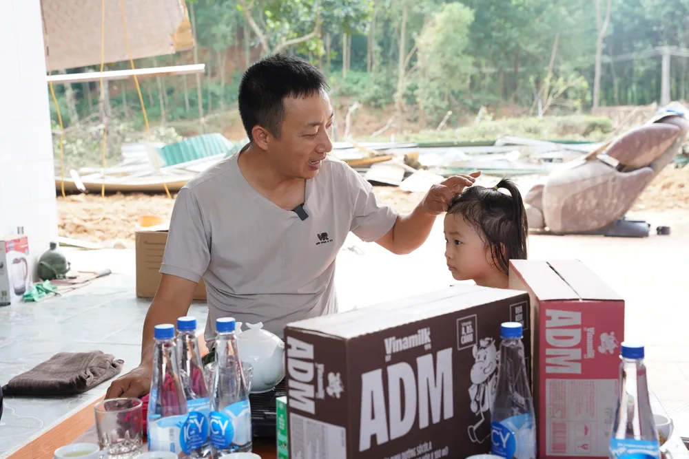 Anh Đoàn Khanh và con gái nhỏ trước ngôi nhà đã bị lũ cuốn trôi toàn bộ. Ảnh: Tịnh Không ẢNH 12A.JPG