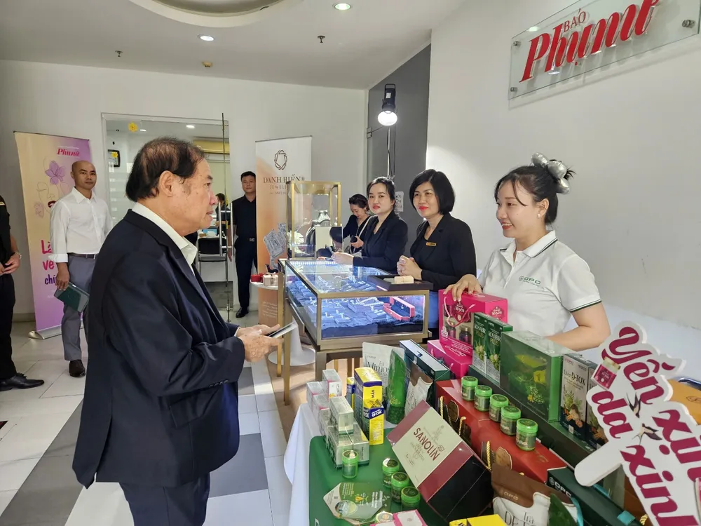 Sản phẩm của Công ty CP Dược phẩm OPC trưng bày tại toạ đàm image003.jpg