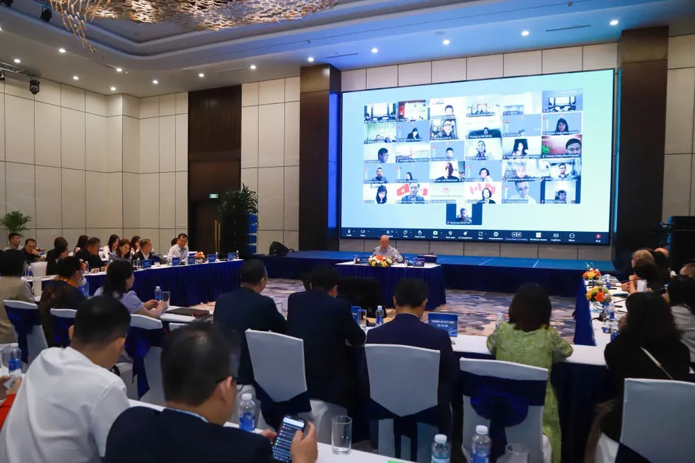 Nhiều chuyên gia và doanh nghiệp tham dự hội nghị z7167917028683_647f3a3d137990d9e5d717832f278876.jpg