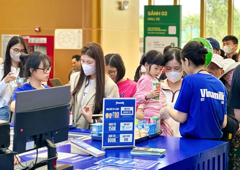 Các cửa hàng Vinamilk đã được thay đổi đồng bộ theo nhận diện thương hiệu mới. Ảnh: Vi Nam KQKD Q3-02d.jpg