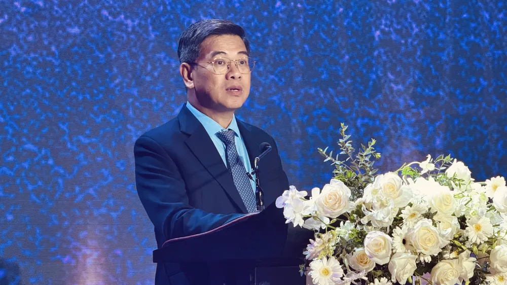 Phó Chủ tịch UBND TPHCM Nguyễn Văn Dũng phát biểu tại lễ trao giải. Ảnh: ĐÌNH DƯ Ông Nguyễn Văn Dũng.jpg