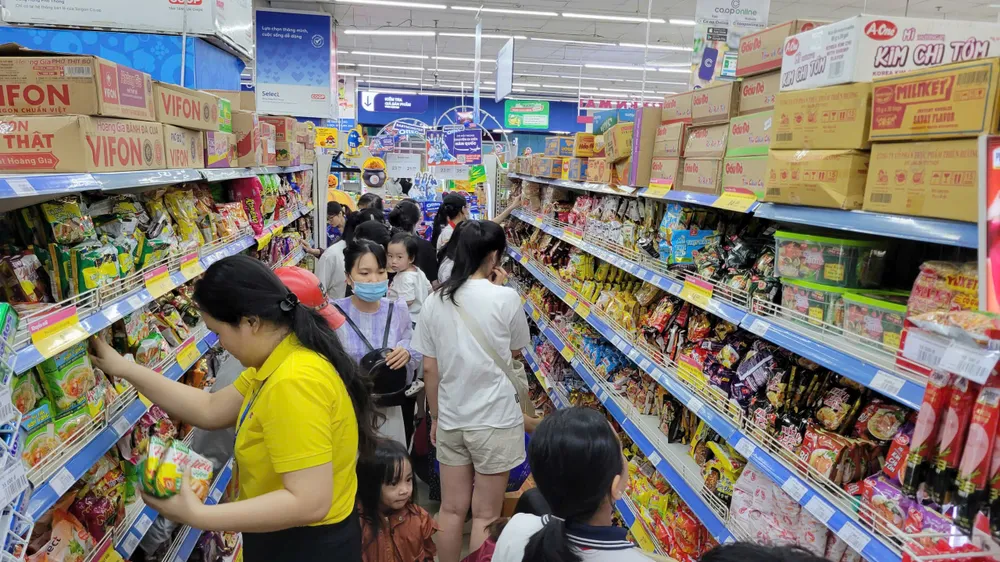 1.Tại Co.opmart Quy Nhơn người dân mua sắm đông tại khu hàng thiết yếu.jpg