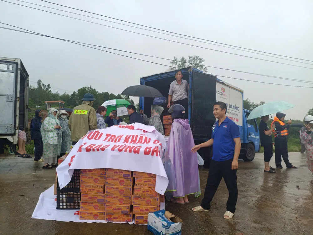 Co.opmart hỗ trợ vận chuyển hàng cứu trợ cho bà con tại vùng bão lũ bất chấp điều kiện thời tiết khắc nghiệt.jpg