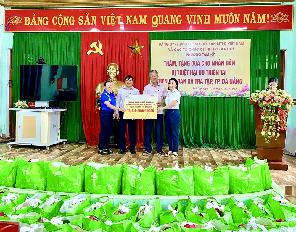Co.opmart Tam Kỳ trao quà gồm các mặt hàng thiết yếu hỗ trợ trong giai đoạn khó khăn.jpg
