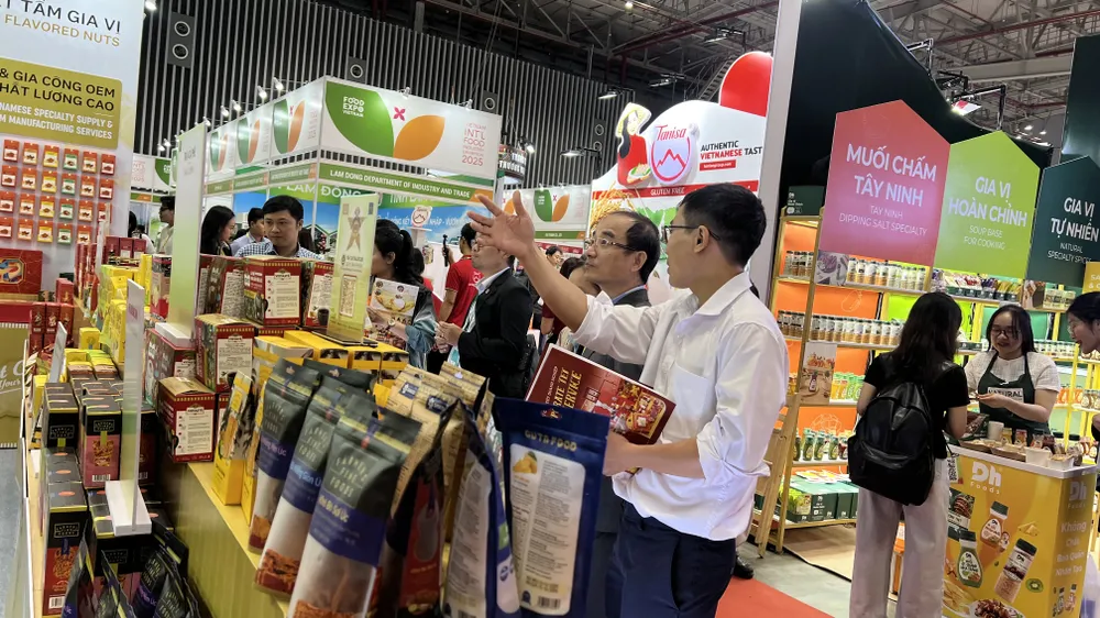 Nhiều khách hàng trong và ngoài nước tìm hiểu sản phẩm thực phẩm chế biến tại triển lãm