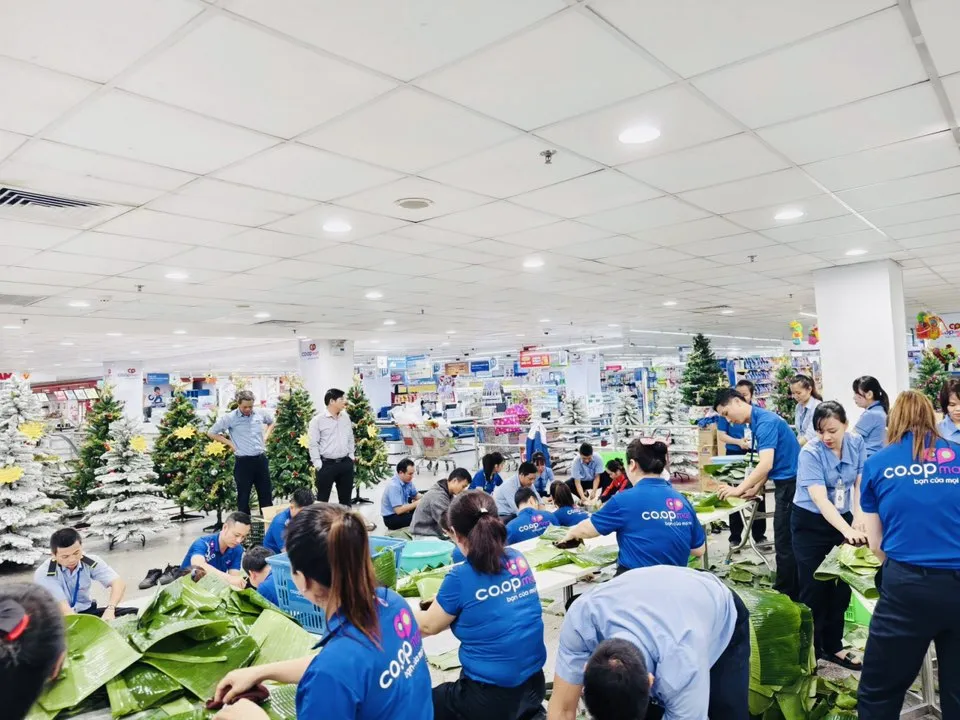 Co.opmart Huế tập trung nhân lực kịp thời gói 300 đòn bánh tét gửi đến các siêu thị trong vùng _đỏ_ .jpg