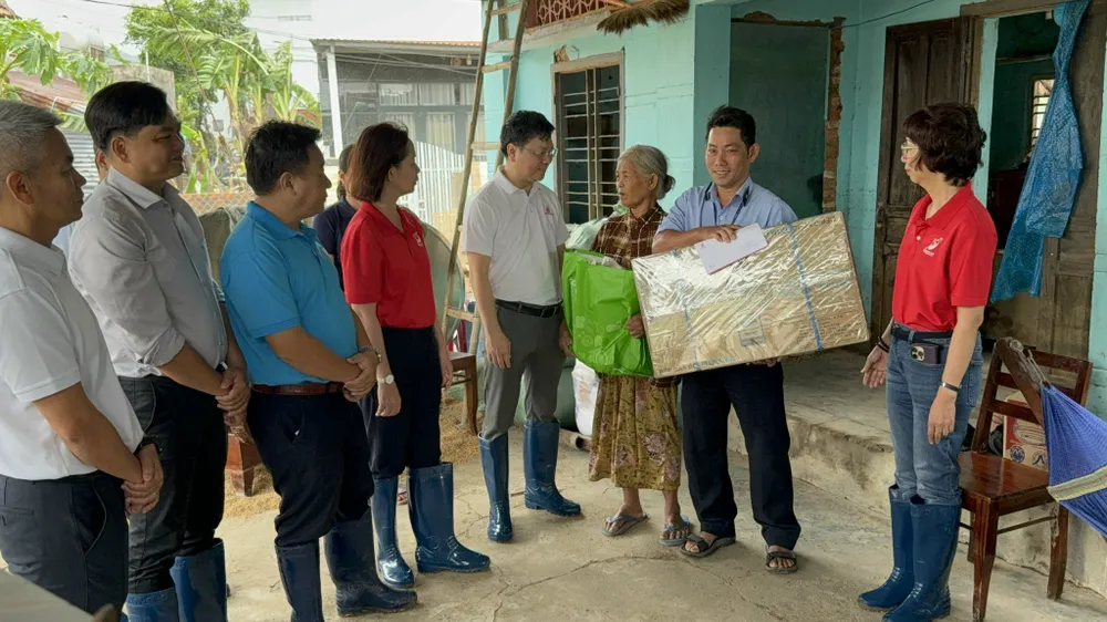 Ông Phạm Trung Kiên dẫn đầu đoàn từ miền Nam thăm hỏi trực tiếp cán bộ nhân viên miền Trung - Tây Nguyên.jpg