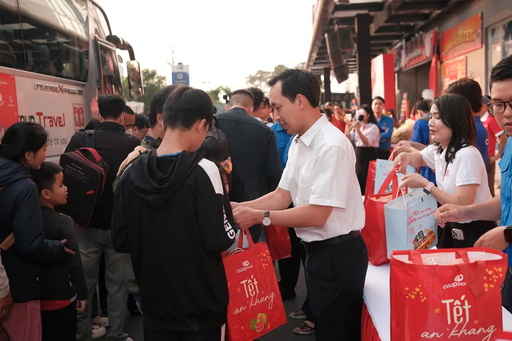  Đồng chí Vũ Anh Khoa gửi đến những phần quà Tết 2025 đến hành khách trước khi khởi hành.JPG