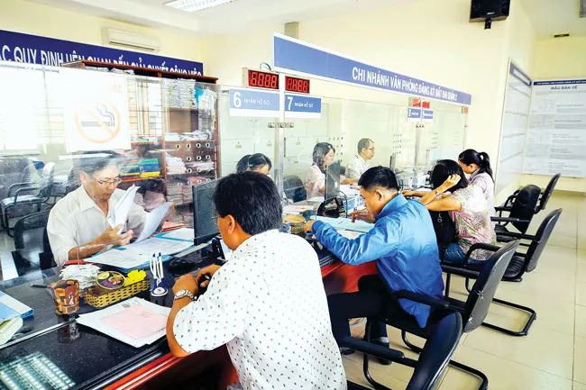 Đơn giản thủ tục hành chính sẽ khai thông điểm nghẽn môi trường kinh doanh. Ảnh: LONG THANH
