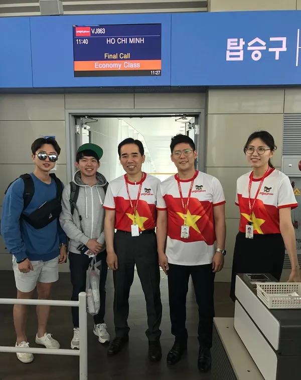 Vietjet: Rực rỡ cờ sao mừng ngày đất nước thống nhất ảnh 10