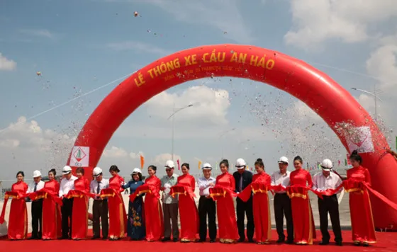 Đại diện Bộ Xây dựng, Bộ GT-VT và lãnh đạo địa phương cùng cắt bang khánh thành. Ảnh: VĂN PHONG