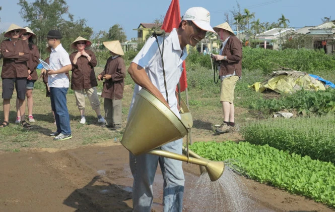 Du khách tham quan, trải nghiệm tại làng rau Trà Quế (Hội An)