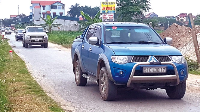 Từng đoàn xe lưu thông qua đường liên xã Đình Dù trốn trạm thu phí trên quốc lộ 5