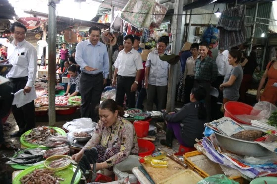 Vẫn tồn tại tình trạng nhiều cơ quan cùng quản lý một vấn đề. Điển hình, lĩnh vực an toàn vệ sinh thực phẩm hiện nay do 3 bộ: Công thương, Y tế, Nông nghiệp cùng quản lý theo 3 nghị định độc lập. Ảnh: NGUYÊN KHÔI