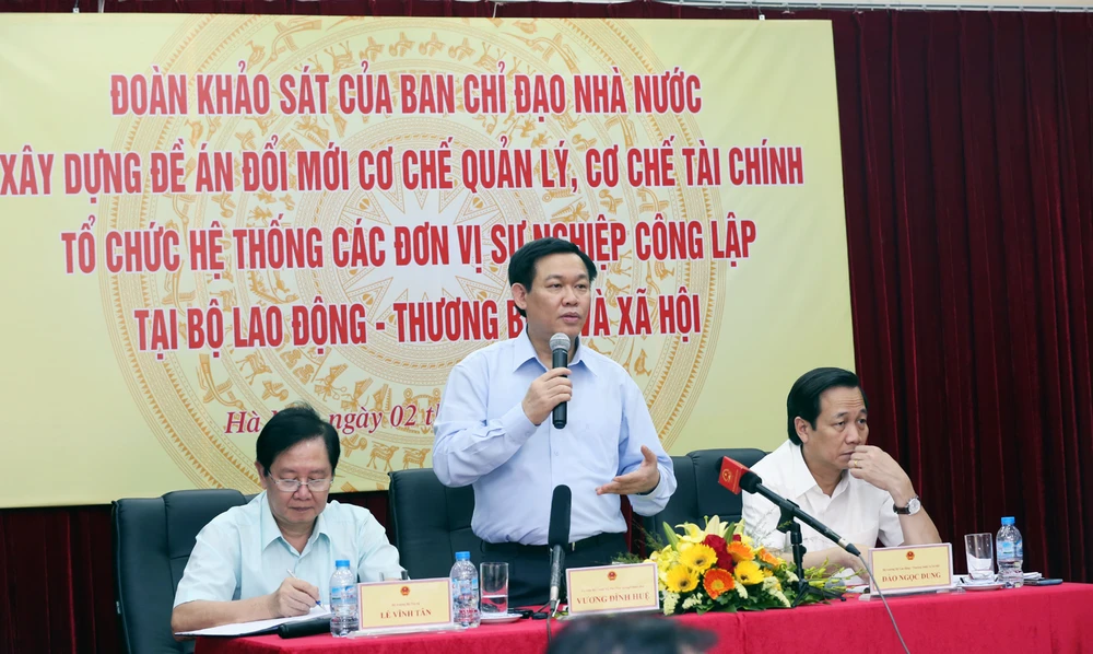 Phó Thủ tướng Vương Đình Huệ, Trưởng Ban Chỉ đạo Nhà nước về đổi mới cơ chế hoạt động đơn vị sự nghiệp công lập cùng đoàn công tác của Ban Chỉ đạo làm việc với Bộ Lao động-Thương binh và Xã hội.