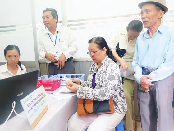 Người dân TPHCM nhận lương hưu và trợ cấp BHXH tại bưu điện 