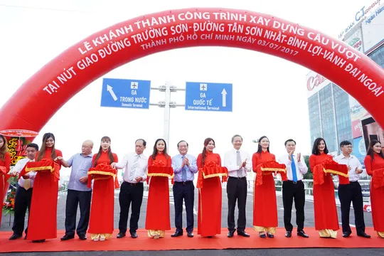 Thông xe cầu vượt 2 nút giao cửa ngõ sân bay Tân Sơn Nhất