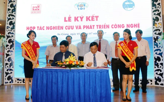 Đại diện lãnh đạo Sao Mai Group và Viện nghiên cứu Hải sản ký kết hợp đồng hợp tác nghiên cứu và phát triển công nghệ.