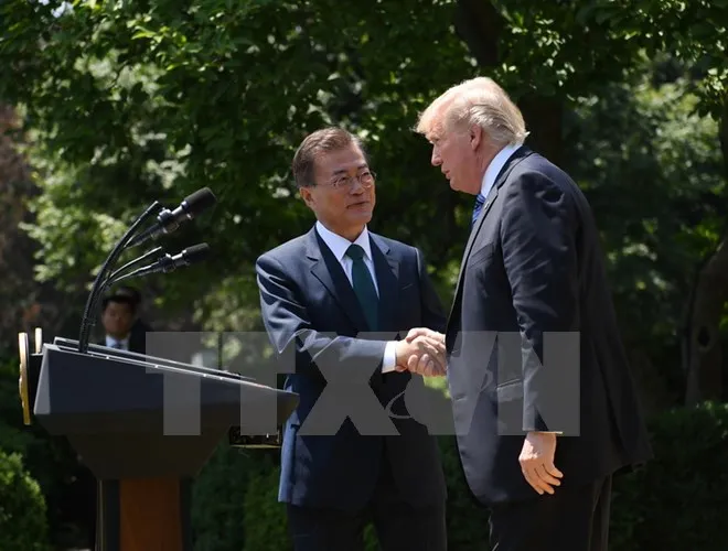 Tổng thống Mỹ Donald Trump (phải) và Tổng thống Hàn Quốc Moon Jae-in (trái) tại Nhà Trắng ngày 30/6. (Nguồn: THX/TTXVN)