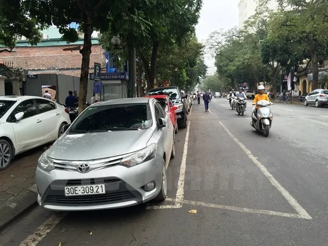 Nhu cầu gửi xe ôtô của Hà Nội là rất lớn khi lượng phương tiện gia tăng nhanh chóng trong khi quỹ đất dành cho bãi đỗ xe quá ít.