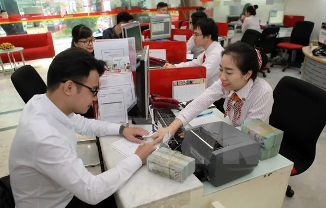 Khách hàng giao dịch tại HDBank.