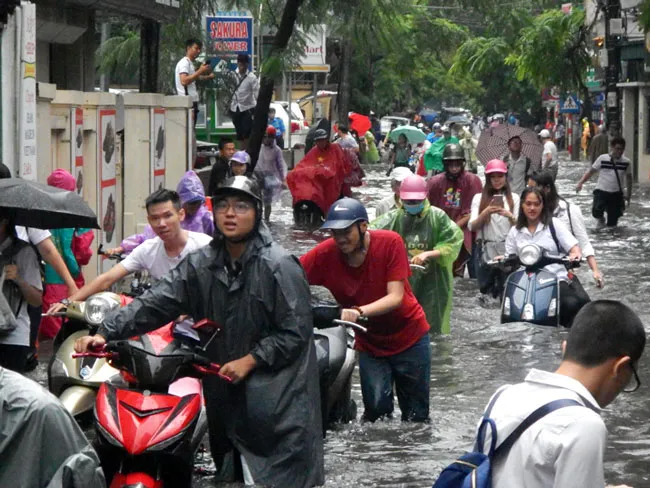 Nhiều tuyến đường ngập sâu Hà Nội do bão số 2 ảnh 2