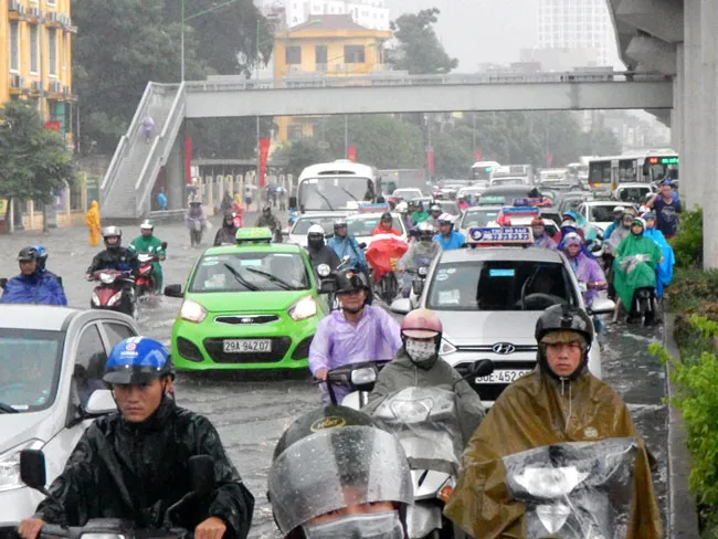 Nhiều tuyến đường ngập sâu Hà Nội do bão số 2 ảnh 3