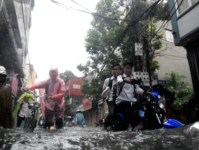 Nhiều tuyến đường ngập sâu Hà Nội do bão số 2 ảnh 5