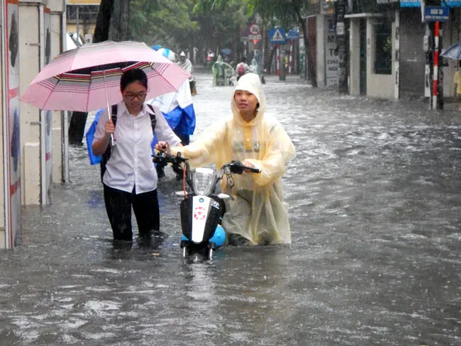 Nhiều tuyến đường ngập sâu Hà Nội do bão số 2 ảnh 6