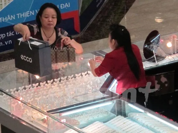 Giá vàng trong nước tăng cao đến 100.000 đồng/lượng
