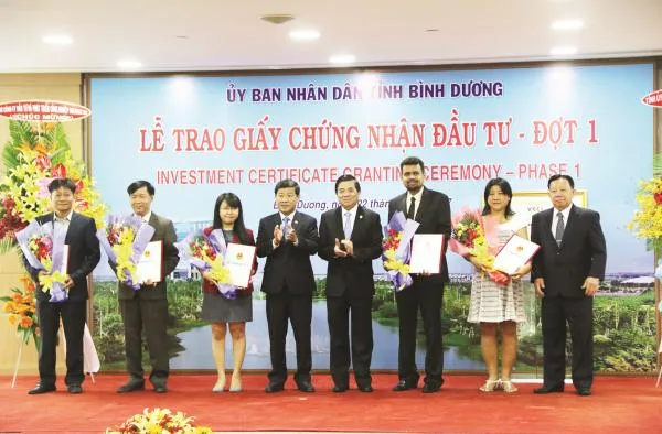 Chủ tịch UBND tỉnh Bình Dương Trần Thanh Liêm (thứ tư từ trái qua) trao giấy phép cho các nhà đầu tư đợt 1/2017.
