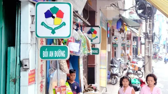 Một dãy cửa hàng bán thuốc tại phố Đông dược đường Lương Nhữ Học