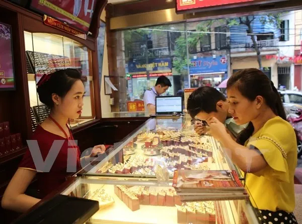 Giao dịch vàng tại Bảo Tín Minh Châu.