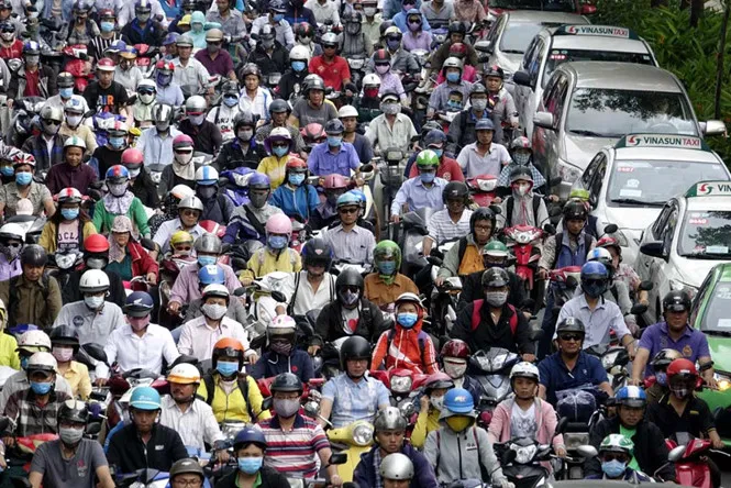 Kẹt xe trên đường Hoàng Sa, Q.Tân Bình, TP.HCM ngày 4.8