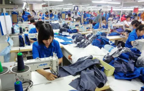 Các doanh nghiệp "ngậm ngùi" chấp thuận mức tăng lương tối thiểu vùng là 6,5%. (Ảnh minh họa)