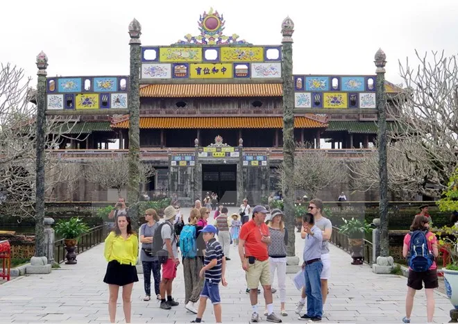 Khách du lịch tham quan Đại Nội Huế.