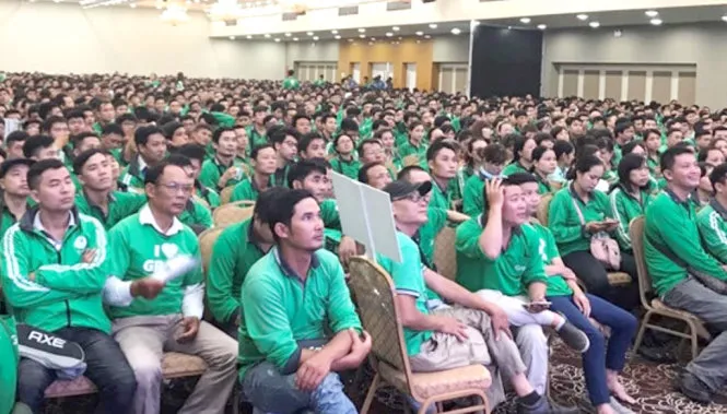 Hàng trăm tài xế GrabBike tập trung nghe hãng thông báo điều chỉnh chính sách tại một hội trường ở Hà Nội hôm 13-8 - Ảnh chụp lại từ clip trên diễn đàn của GrabBike