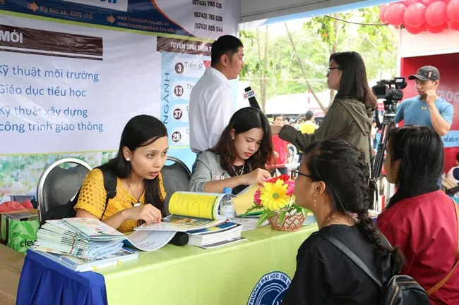 Nhiều bạn trẻ đến tìm hiểu tuyển sinh ở ĐH Trà Vinh 
