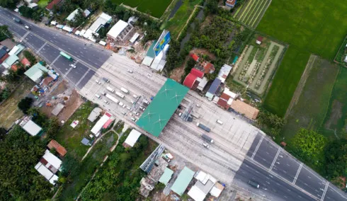Trạm thu phí Cai Lậy nằm trên con đường huyết mạch nối TP.HCM và các tỉnh miền Tây. Nhìn từ trên cao, trạm thu phí BOT Cai Lậy như cái đó đơm cá, mọi phương tiện đi qua đều phải chui đầu vào cái đó này. Ảnh: Tùng Tin.