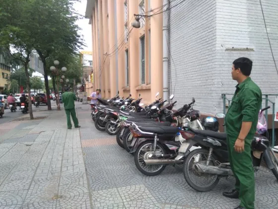 Điểm giữ xe đường sách phía đường Hai Bà Trưng đi vào hoạt động