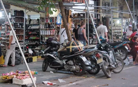 Vỉa hè tại khu vực phố cổ thuộc quận Hoàn Kiếm bị lấn chiếm bừa bãi