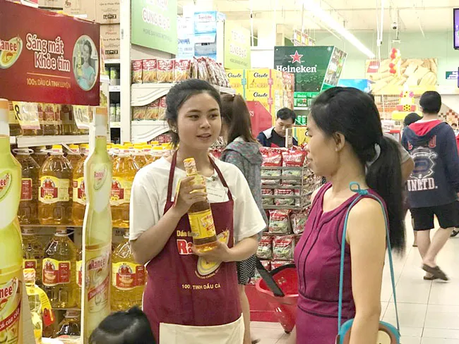 Bà nội trợ tin dùng sản phẩm Dầu ăn cao cấp Ranee.
