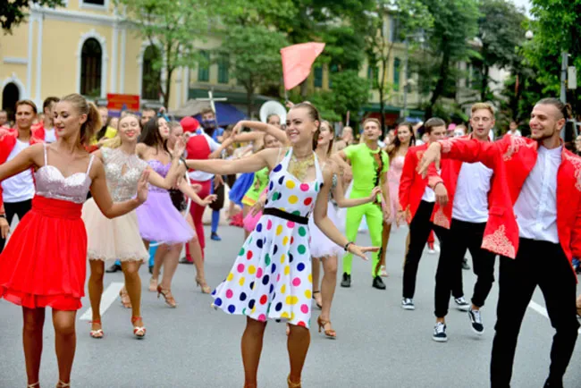 Đoàn vũ công Carnival khuấy động phố đi bộ Hà Nội ảnh 2 Đoàn vũ công Carnival khuấy động phố đi bộ Hà Nội ảnh 2