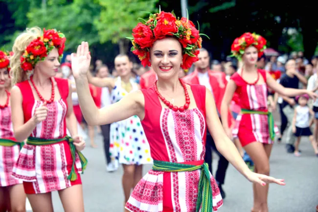 Đoàn vũ công Carnival khuấy động phố đi bộ Hà Nội ảnh 1 Đoàn vũ công Carnival khuấy động phố đi bộ Hà Nội ảnh 1